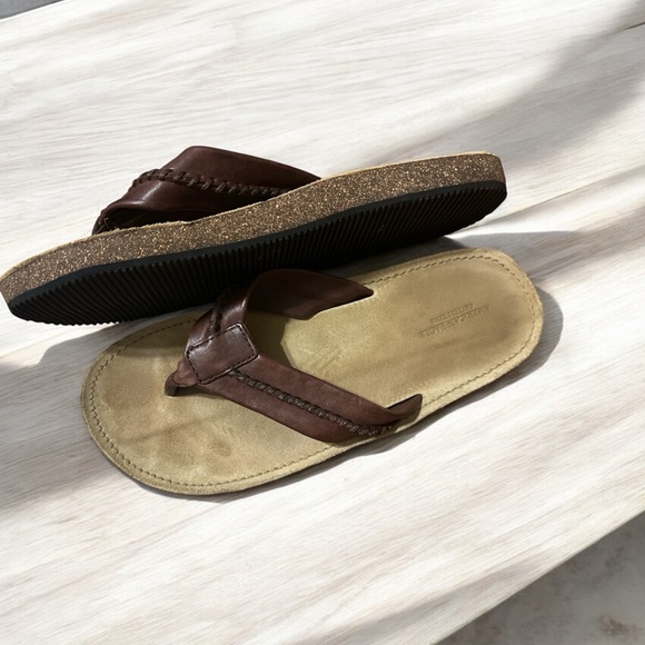 🦅 American Eagle men’s leather flip flops size 10/11 brand new - Picture 2 of 3